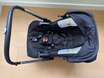 Doona car seat base and accessories