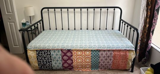 Daybed with trundle
