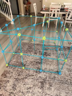 Toddler building tent