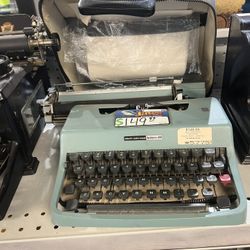 olivetti underwood lettera 32 type writer with case pick up only turquoise / light blue color 