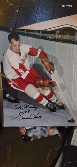 Gordie Howe Autographed Photograph.