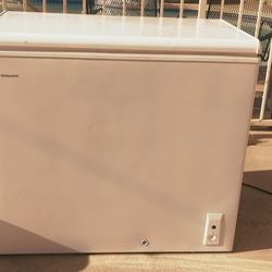 HOTPOINT 7.1 Cu. Ft.  White Chest Freezer