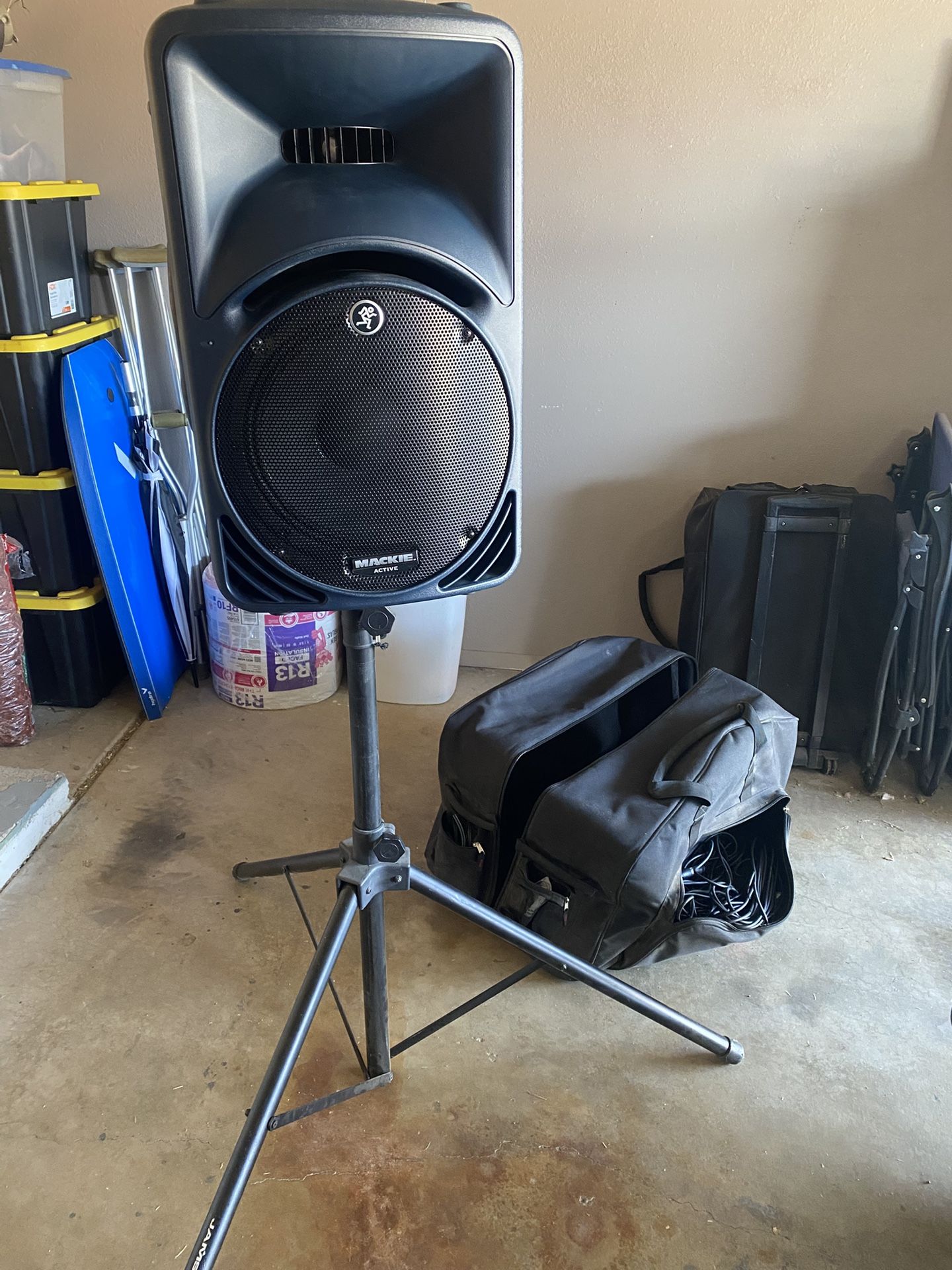 2 MACKIE DJ Speakers With Stands And Cases