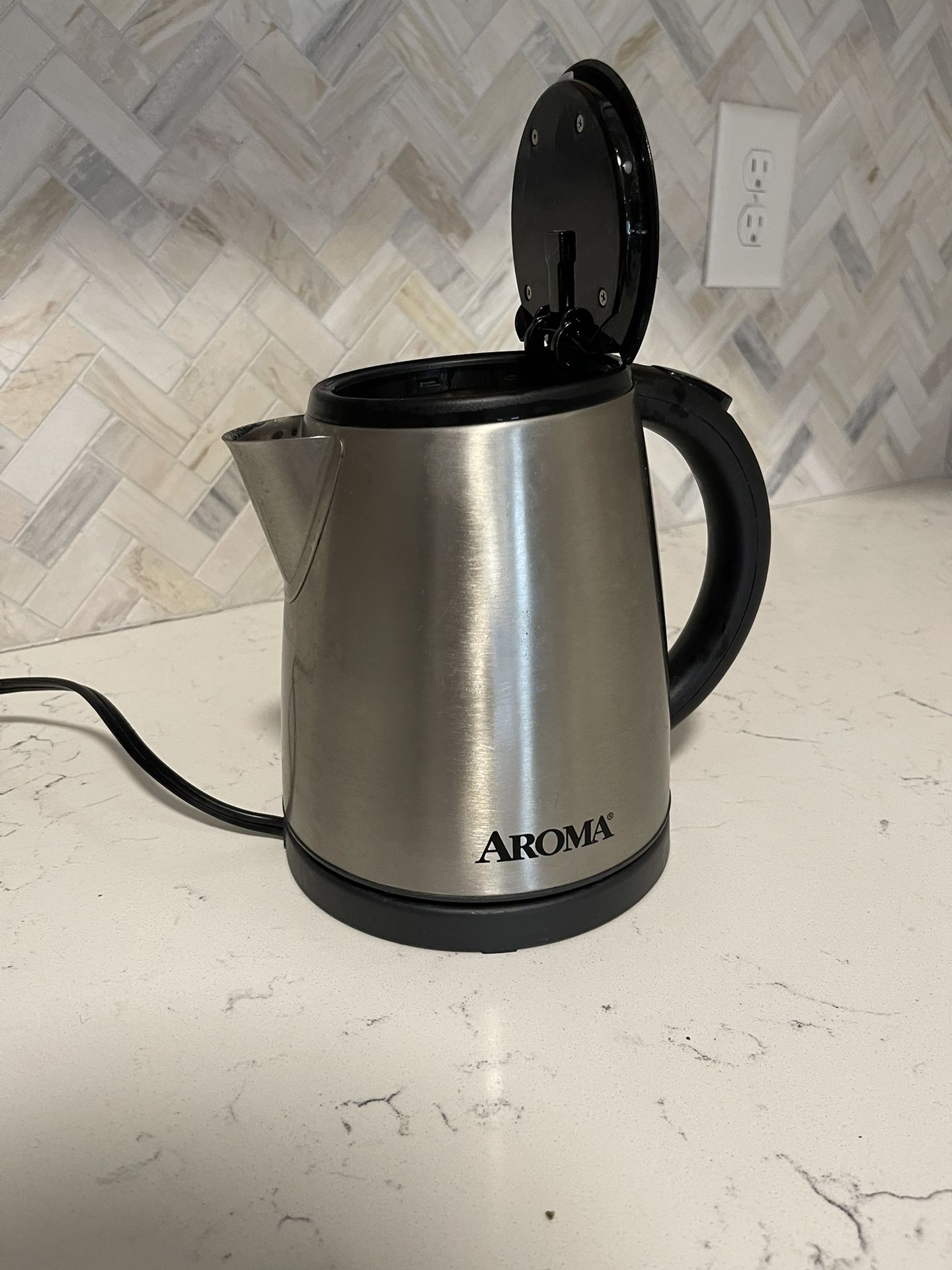 Aroma Housewares 4-cup Electric Kettle for Sale in Jersey City, NJ