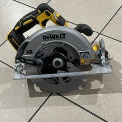 New 20v Dewalt Xr Brushless 7 1/4 Circular Saw Tool Only