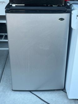Large Sanyo SR-4912M Compact Refrigerator 4.4 cu. ft. Lab/Office Mini Fridge
