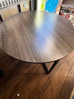 Round short table