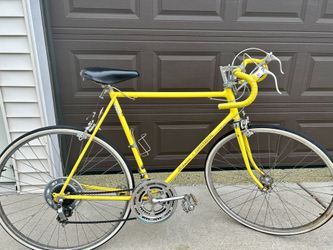 Schwinn Continental bicycle. Great Condition. Ready For Use. Yellow Color.