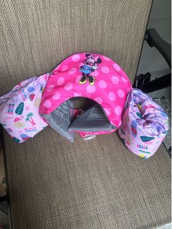 SwimWays Minnie Mouse Swim Trainer Fits most children weighing 30-50 lb (14-23 kg).