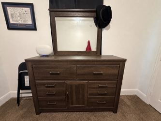 Dresser w/ Mirror READ FULL DESCRIPTION