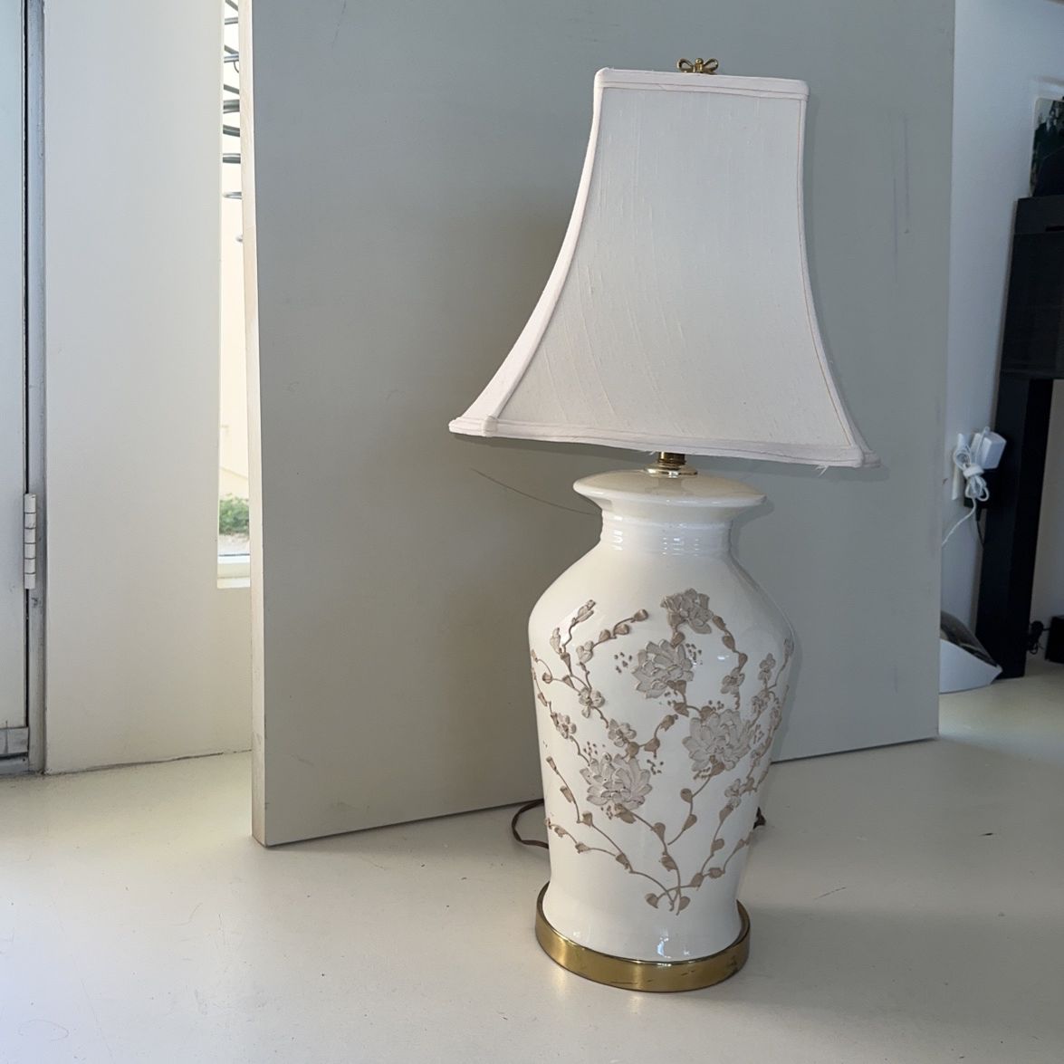 Vintage Ceramic / Porcelain 3D Relief Lamp - Color: Crème/Stone