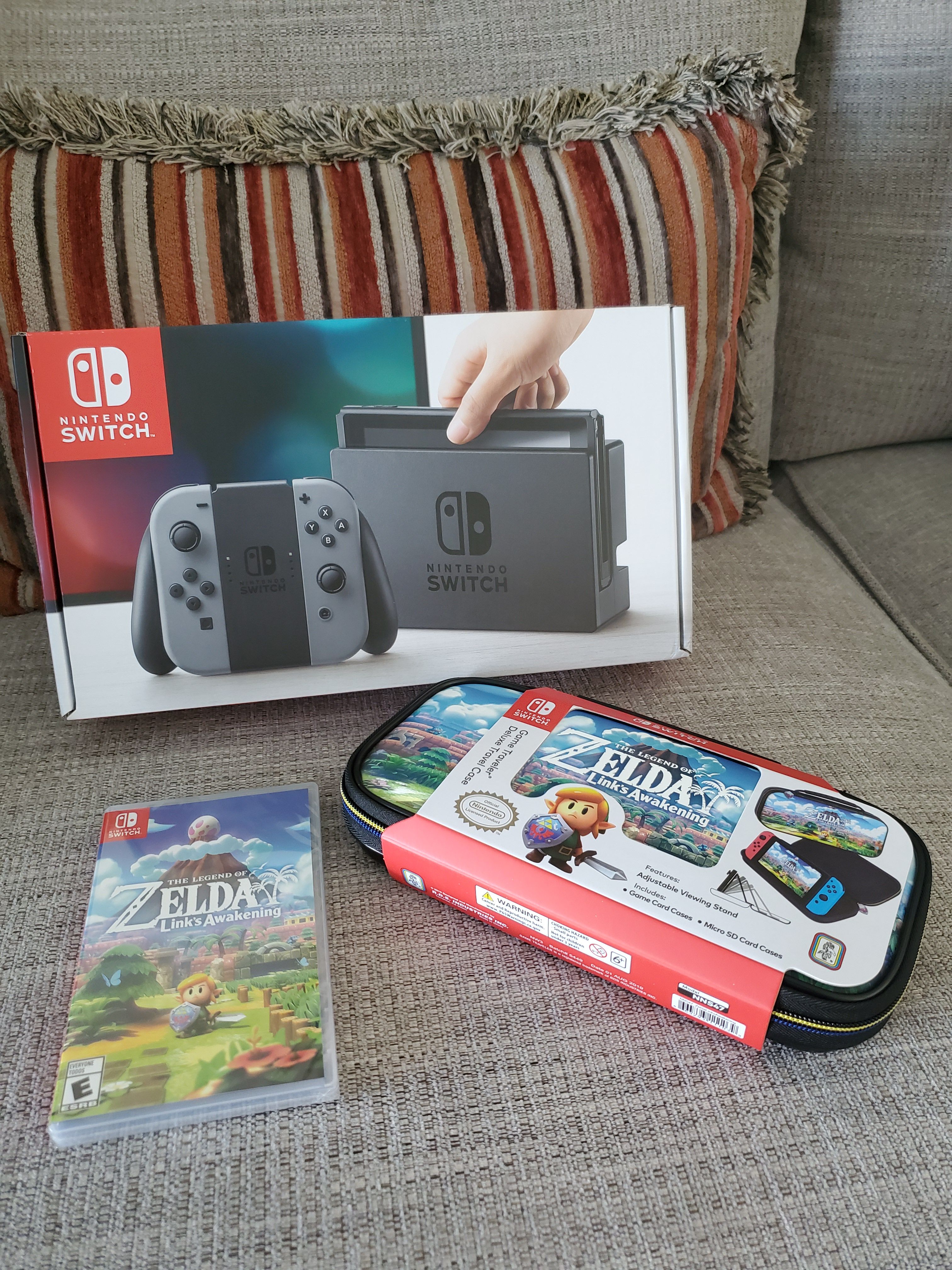 NINTENDO SWITCH WITH ZELDA LINK'S AWAKENING AND TRAVEL CASE (NEW - NO TRADES)