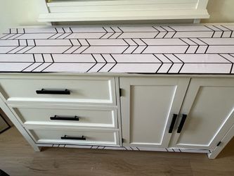 selling full bedroom, nightstand table, vanity, with mirror comes with drawers