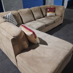 Modern sectional couch 🛋️ very clean,