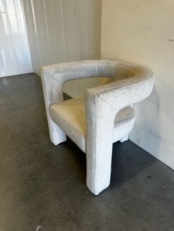 WHITE DECORATIVE CHAIR