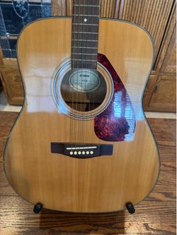 Yamaha F325 Acoustic Guitar