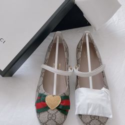 New- Gucci Kid Shoes ( Size 31 / 32)