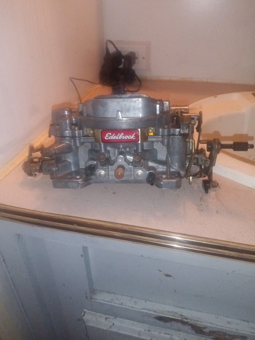 EDELBROCK CARBURETOR 4 BARREL