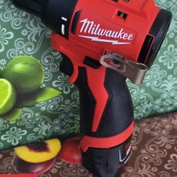         MILWAUKEE 
M12  12-VOLT LITHIUM ION  SUB-COMPACT  BRUSHLESS CORDLESS  DRILL DRIVER  WITH  RED-LITHIUM CP 2.0AH BATTERY 