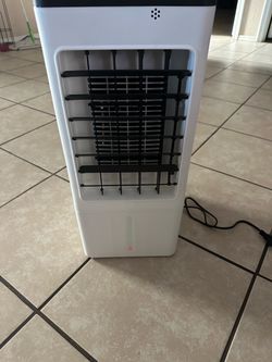 Portable evaporative cooler