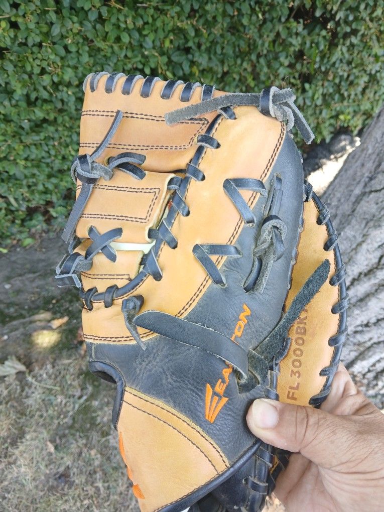 EASTON "YOUTH" FIRST BASEMENS" GLOVE. LOCATED IN GLENDORA