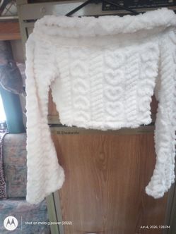 Shein size xs white fur like material half sweater