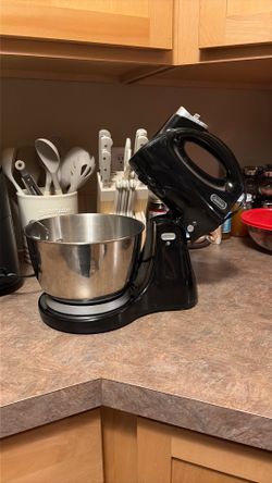 Sunbeam mixer with bowl and attachments