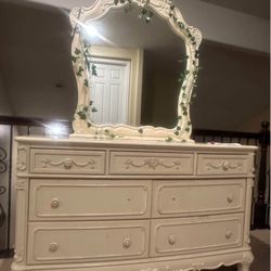 Dresser With Mirror