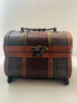 Beautiful treasure chest with handle!