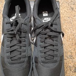 MENS NIKE FIELD GENERAL TURF TRAINING SHOES BLACK AND WHITE STRIPE SIZE 15 