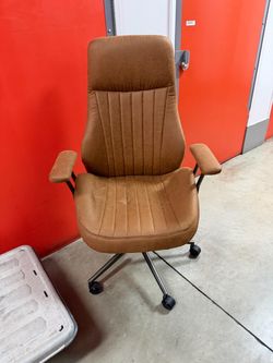 Desk Chair (Like New)