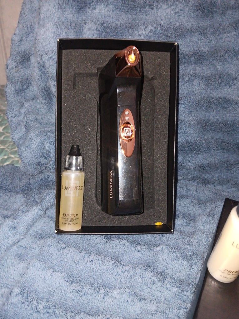 LUMINESS MAKEUP/SKINCARE SYSTEM 