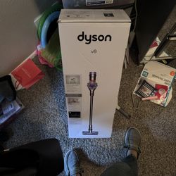 Dyson V8