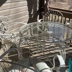 Patio Table And 4 Chairs With Cushions 