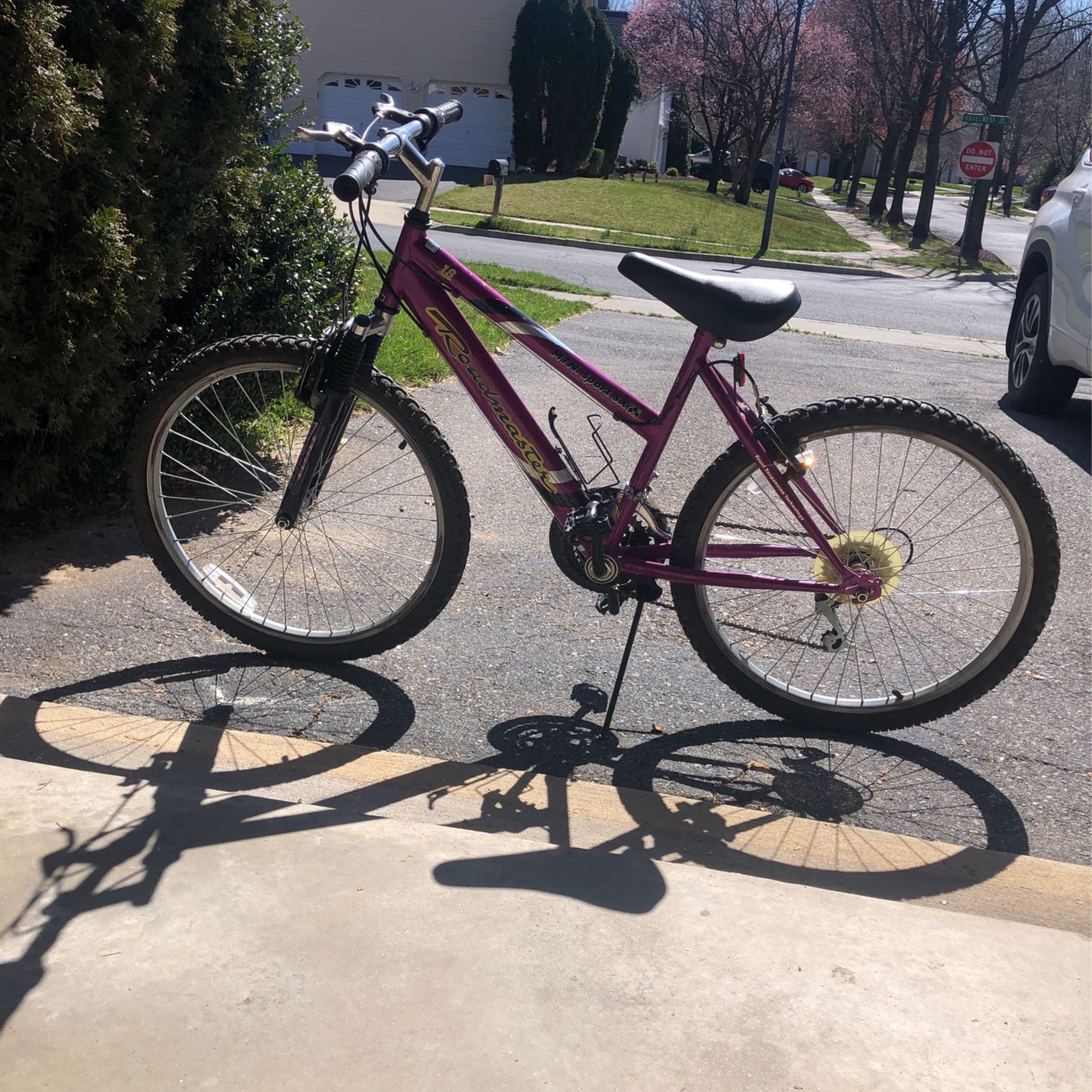 Girls RoadMaster MTN Sport SX Mountain Bike. 24” Wheels. 18 Speed.