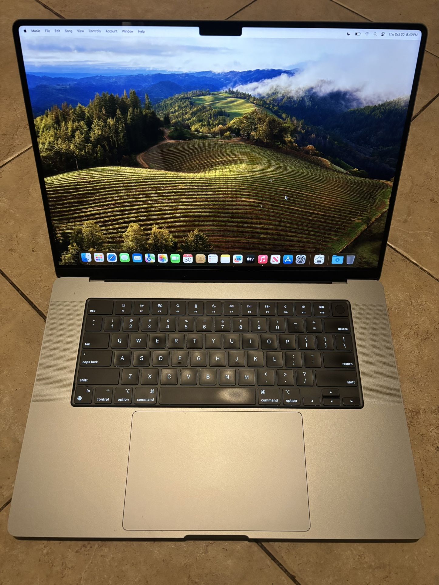 2021 MacBook Pro 16 inch, 16GB M1 Pro 16 Core, 500GB 56 Count on Battery, Excellent Condition 