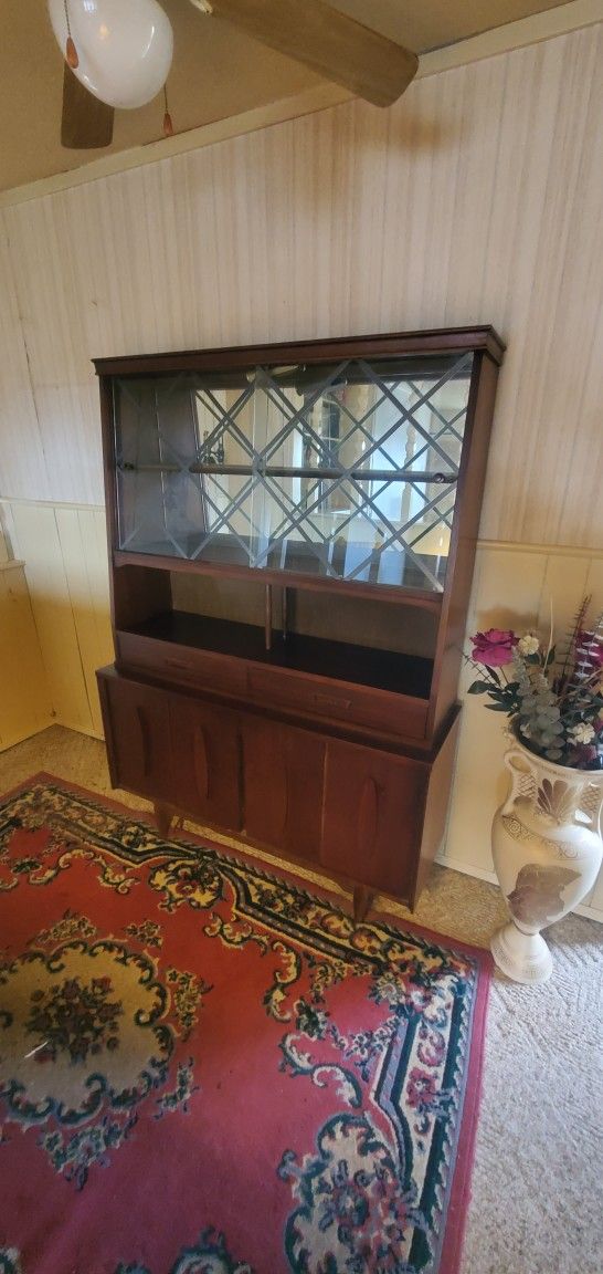 Beautiful Mid Century Modern Caninet