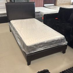 🛌 Twin Bed With Mattress 