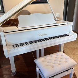 🌷🌺baby Grand Piano. Gloss. White. Only 1 Year New. 🌷🌺