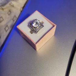 Woman's Flashy Ring Size 8