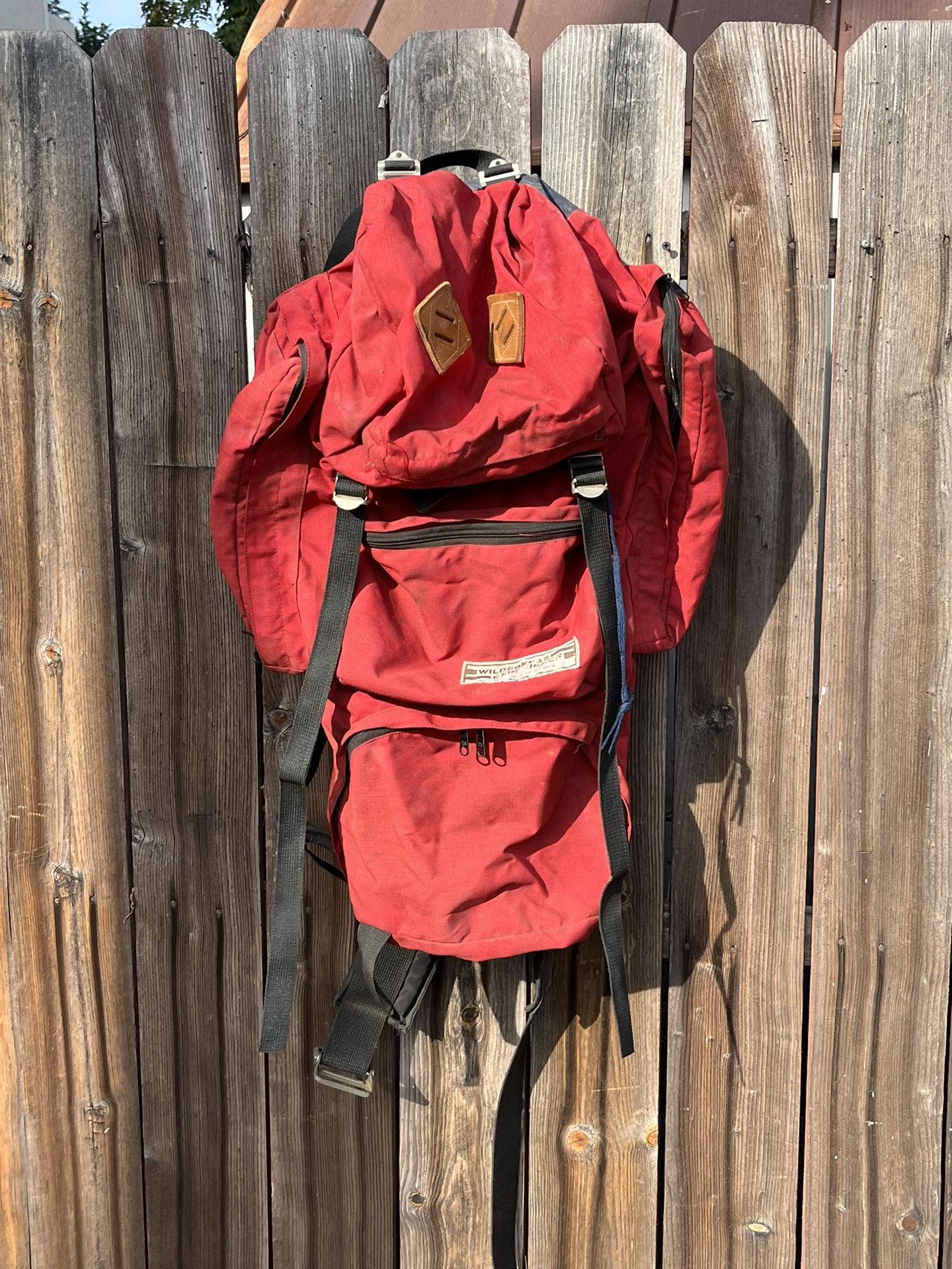 Vintage Wilderness Experience Internal Frame Hiking Backpack This large internal-frame backpack was manufactured by Wilderness Experience in Chatswor