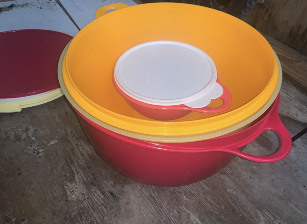 Tupperware set of 3 (Selling together/Vendo Todo Junto)