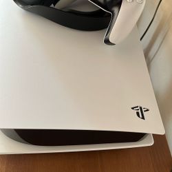 Hardly Used Almost NEW PS5 W Controller And Wireless Headphones