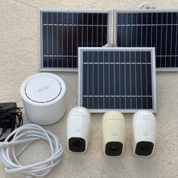 Wireless Arlo Kit of 3 security cameras, 3 solar panels and