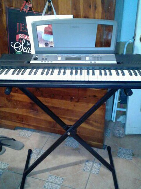 Yamaha YPT-240 Piano Keyboard With Stand