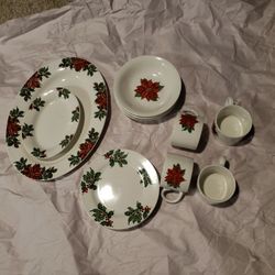 Antic 4  persons dishes set for Christmas , no use. 