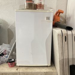 Daewoo Mini fridge FR-094R