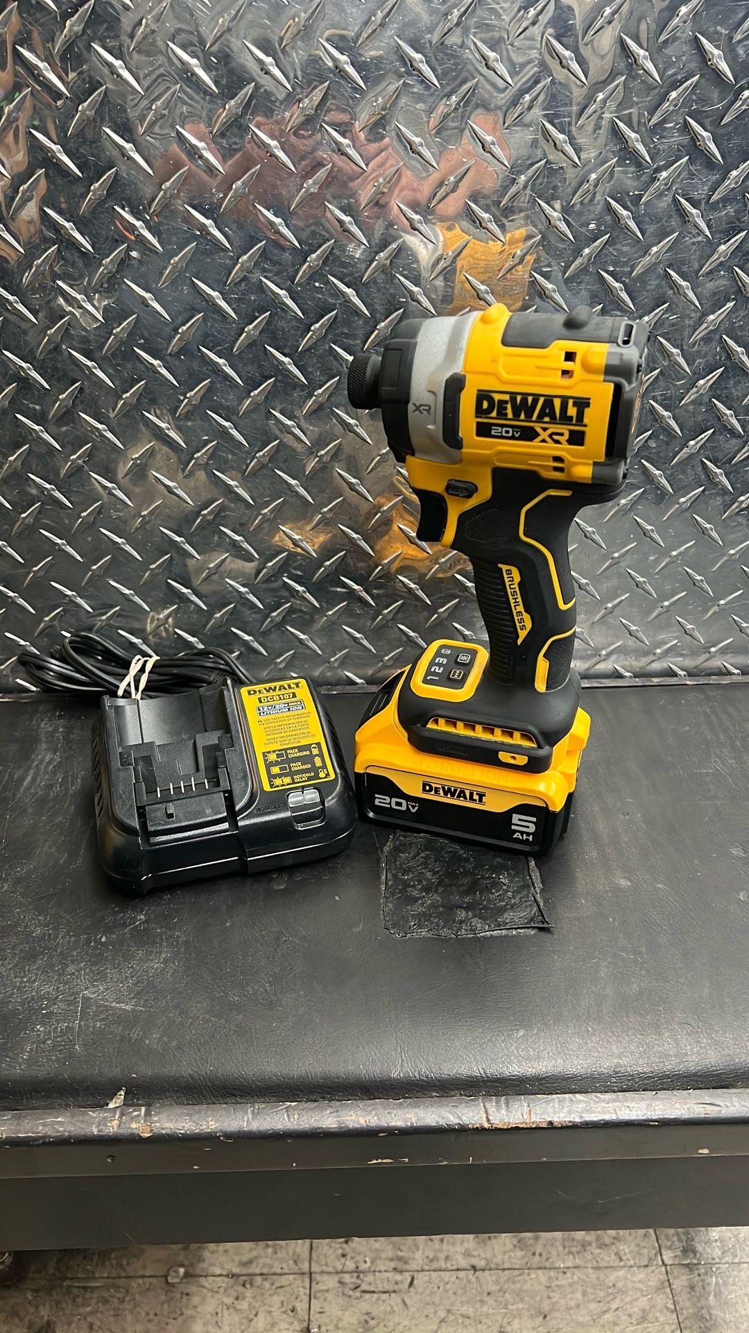 Dewalt DCF860 20v 1/4” 3 Speed High Torque Impact Driver Kit