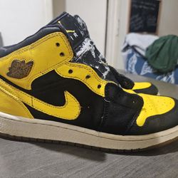 Black and Yellow NIke Dunks 6Y