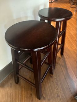 2 barstools